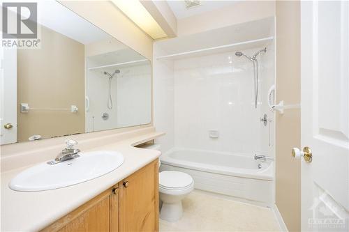 21 Grenadier Way, Ottawa, ON - Indoor Photo Showing Bathroom