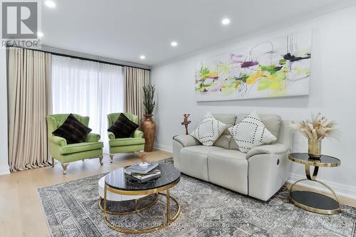 7 Underhill Crescent, Aurora, ON - Indoor Photo Showing Living Room