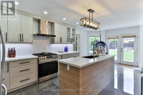 7 Underhill Crescent, Aurora, ON - Indoor Photo Showing Kitchen With Upgraded Kitchen