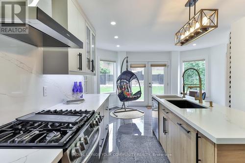 7 Underhill Crescent, Aurora, ON - Indoor Photo Showing Kitchen With Upgraded Kitchen