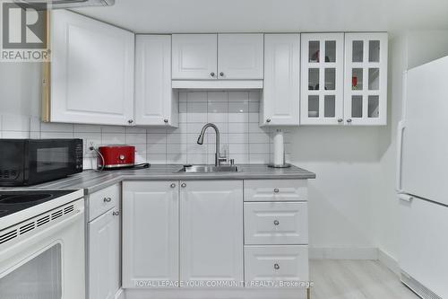 7 Underhill Crescent, Aurora, ON - Indoor Photo Showing Kitchen