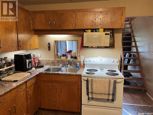 464 Toronto Street, Regina, SK - Indoor Photo Showing Kitchen With Double Sink