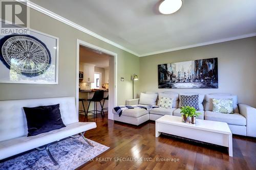 19 Arch Road, Mississauga, ON - Indoor Photo Showing Living Room