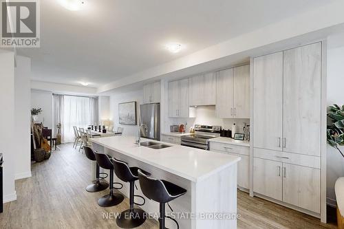 1330 Kaniv Street, Oakville, ON - Indoor Photo Showing Kitchen With Double Sink With Upgraded Kitchen