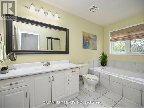 928 Golden Farmer Way, Mississauga, ON - Indoor Photo Showing Bathroom