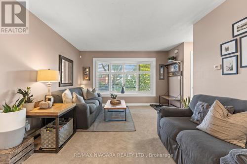 4 Barry Street, St. Catharines, ON - Indoor Photo Showing Living Room