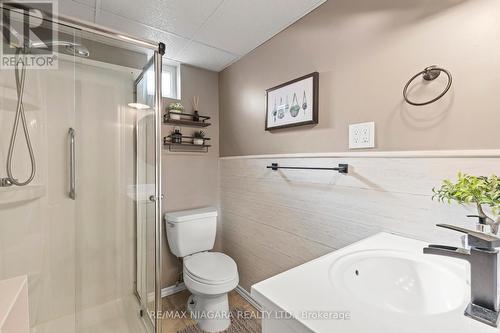 4 Barry Street, St. Catharines, ON - Indoor Photo Showing Bathroom