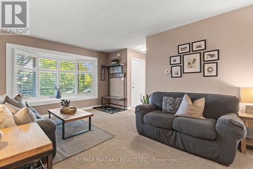 4 Barry Street, St. Catharines, ON - Indoor Photo Showing Living Room