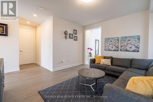 8 Pond View Gate, Hamilton, ON - Indoor Photo Showing Living Room