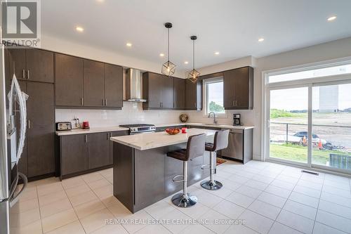 8 Pond View Gate, Hamilton, ON - Indoor Photo Showing Kitchen With Upgraded Kitchen