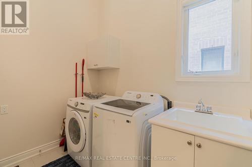 8 Pond View Gate, Hamilton, ON - Indoor Photo Showing Laundry Room