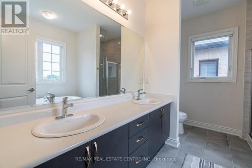 8 Pond View Gate, Hamilton, ON - Indoor Photo Showing Bathroom