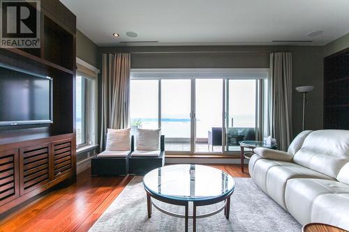 2575 Garden Court, West Vancouver, BC - Indoor Photo Showing Living Room