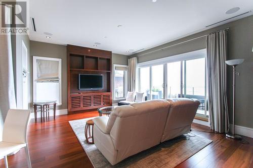 2575 Garden Court, West Vancouver, BC - Indoor Photo Showing Living Room