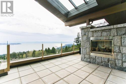 2575 Garden Court, West Vancouver, BC -  With Fireplace