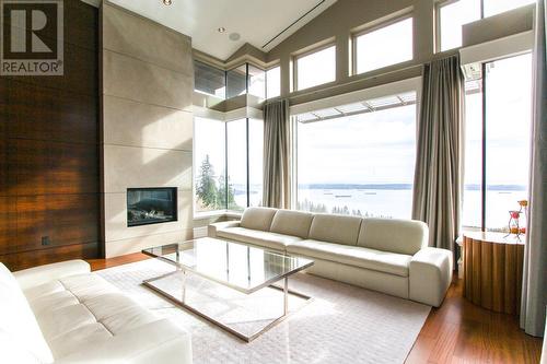 2575 Garden Court, West Vancouver, BC - Indoor Photo Showing Living Room With Fireplace