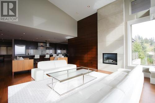 2575 Garden Court, West Vancouver, BC - Indoor Photo Showing Living Room With Fireplace