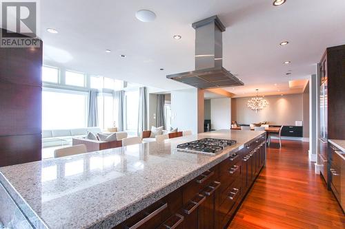 2575 Garden Court, West Vancouver, BC - Indoor Photo Showing Kitchen With Upgraded Kitchen