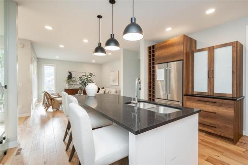 203 Cordova Street, Winnipeg, MB - Indoor Photo Showing Kitchen With Upgraded Kitchen