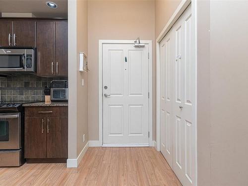 204-623 Treanor Ave, Langford, BC - Indoor Photo Showing Kitchen