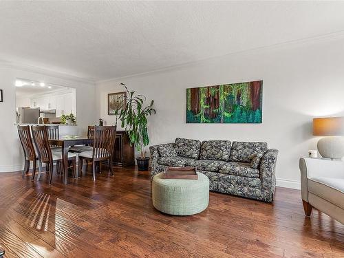 308-2311 Mills Rd, Sidney, BC - Indoor Photo Showing Living Room