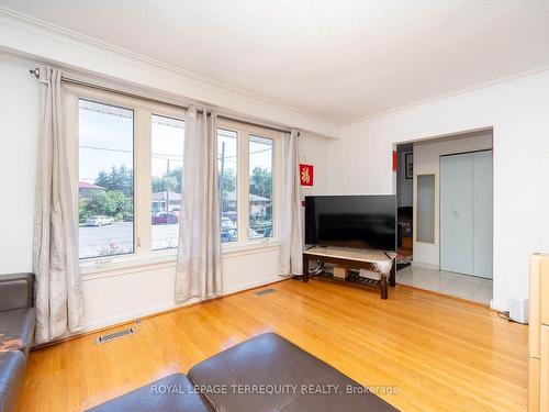 18 Rosette Crt, Toronto, ON - Indoor Photo Showing Living Room