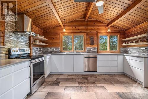 3826 Stonecrest Road, Ottawa, ON - Indoor Photo Showing Kitchen With Upgraded Kitchen