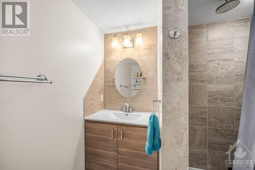 37 Fair Oaks Crescent, Ottawa, ON - Indoor Photo Showing Bathroom