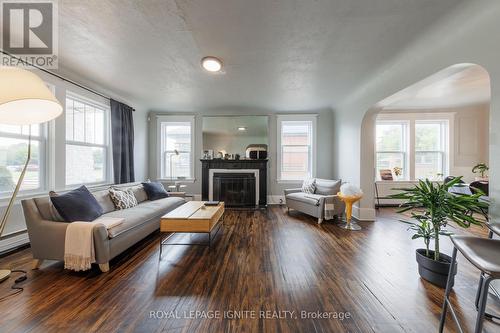 296 King Street E, Oshawa, ON - Indoor Photo Showing Living Room