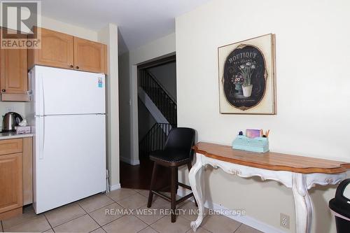 2244 - 2244 Marine Drive, Oakville, ON - Indoor Photo Showing Kitchen