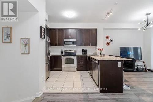 33 - 165 Hampshire Way, Milton, ON - Indoor Photo Showing Kitchen With Double Sink