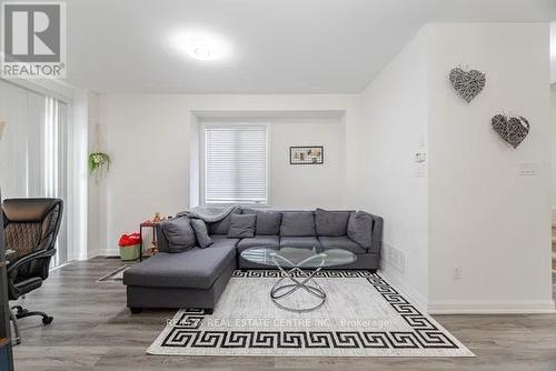 33 - 165 Hampshire Way, Milton, ON - Indoor Photo Showing Living Room