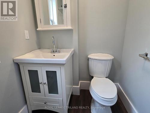 18 Childers Street, London, ON - Indoor Photo Showing Bathroom