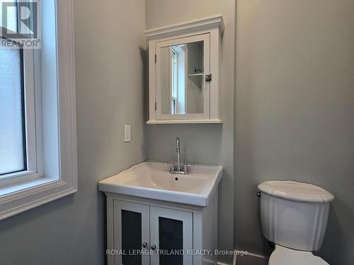 18 Childers Street, London, ON - Indoor Photo Showing Bathroom