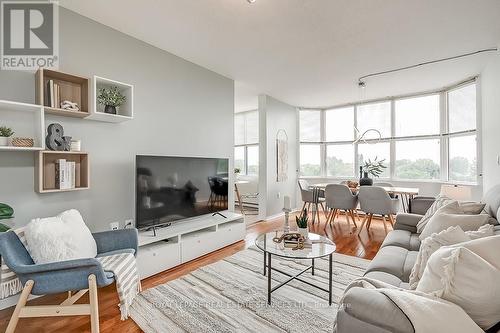 411 - 2199 Sixth Line, Oakville, ON - Indoor Photo Showing Living Room