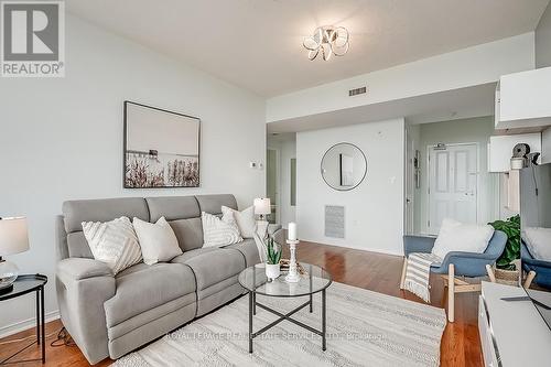 411 - 2199 Sixth Line, Oakville, ON - Indoor Photo Showing Living Room