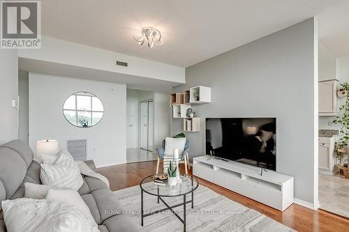 411 - 2199 Sixth Line, Oakville, ON - Indoor Photo Showing Living Room