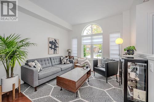 2595 Capilano Crescent, Oakville, ON - Indoor Photo Showing Living Room