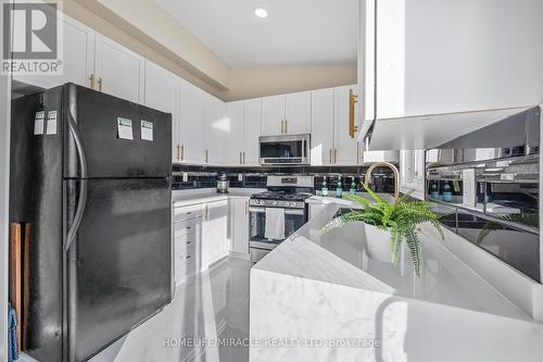 44 Wellsprings Drive, Brampton, ON - Indoor Photo Showing Kitchen