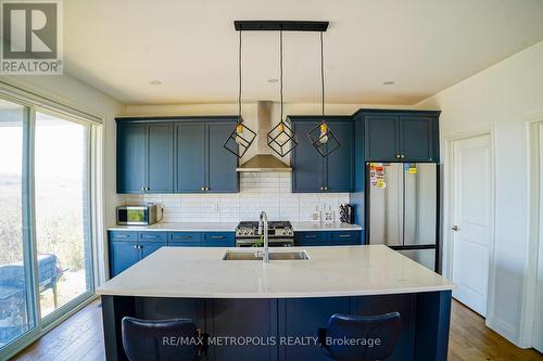 105 Kingsbridge Drive, Amherstburg, ON - Indoor Photo Showing Kitchen With Upgraded Kitchen