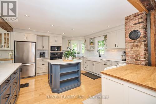 858 Metler Road, Pelham, ON - Indoor Photo Showing Kitchen With Upgraded Kitchen