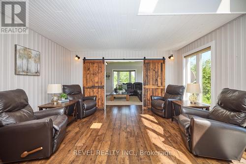 858 Metler Road, Pelham, ON - Indoor Photo Showing Living Room