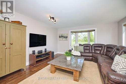 858 Metler Road, Pelham, ON - Indoor Photo Showing Living Room