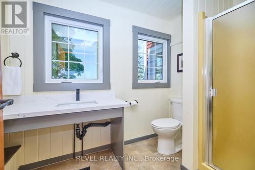 858 Metler Road, Pelham, ON - Indoor Photo Showing Bathroom