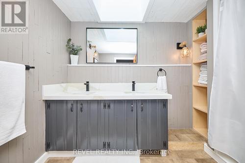 858 Metler Road, Pelham, ON - Indoor Photo Showing Bathroom