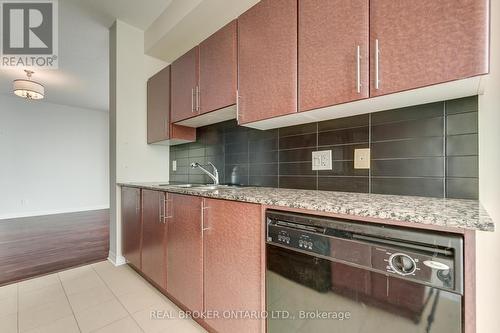 3302 - 3515 Kariya Drive, Mississauga, ON - Indoor Photo Showing Kitchen