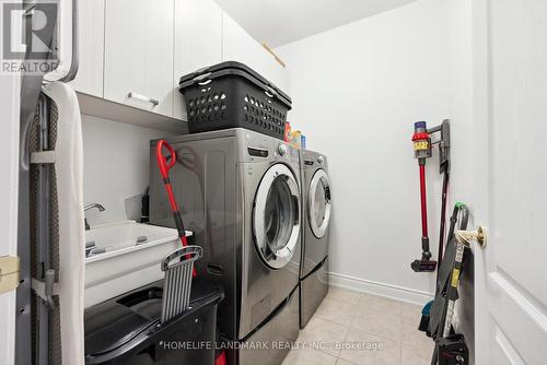 20 Mack Clement Lane, Richmond Hill, ON - Indoor Photo Showing Laundry Room