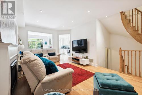 20 Mack Clement Lane, Richmond Hill, ON - Indoor Photo Showing Living Room