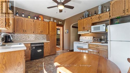 17 Echo Villa Avenue, Brantford, ON - Indoor Photo Showing Kitchen