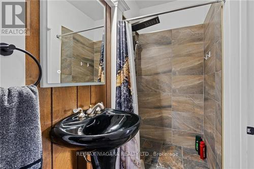 6525 O'Neil Street, Niagara Falls, ON - Indoor Photo Showing Bathroom